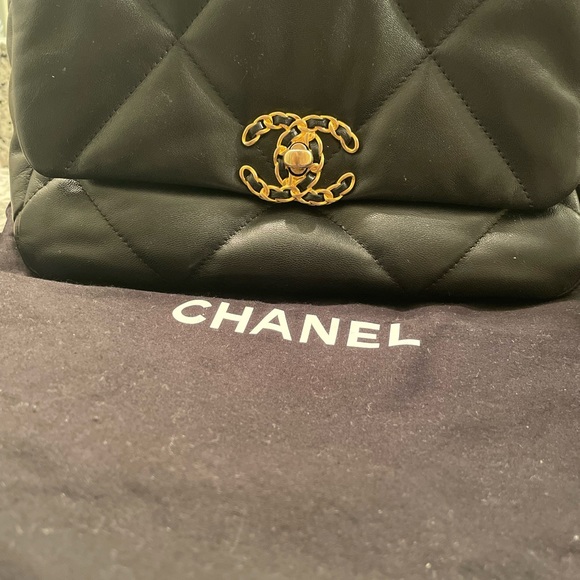 Authentic Medium Chanel 19 lambskin handbag with silver and gold hardware - Picture 3 of 14